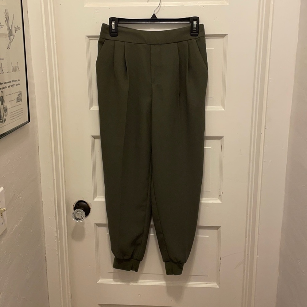 High waist pleated pants.